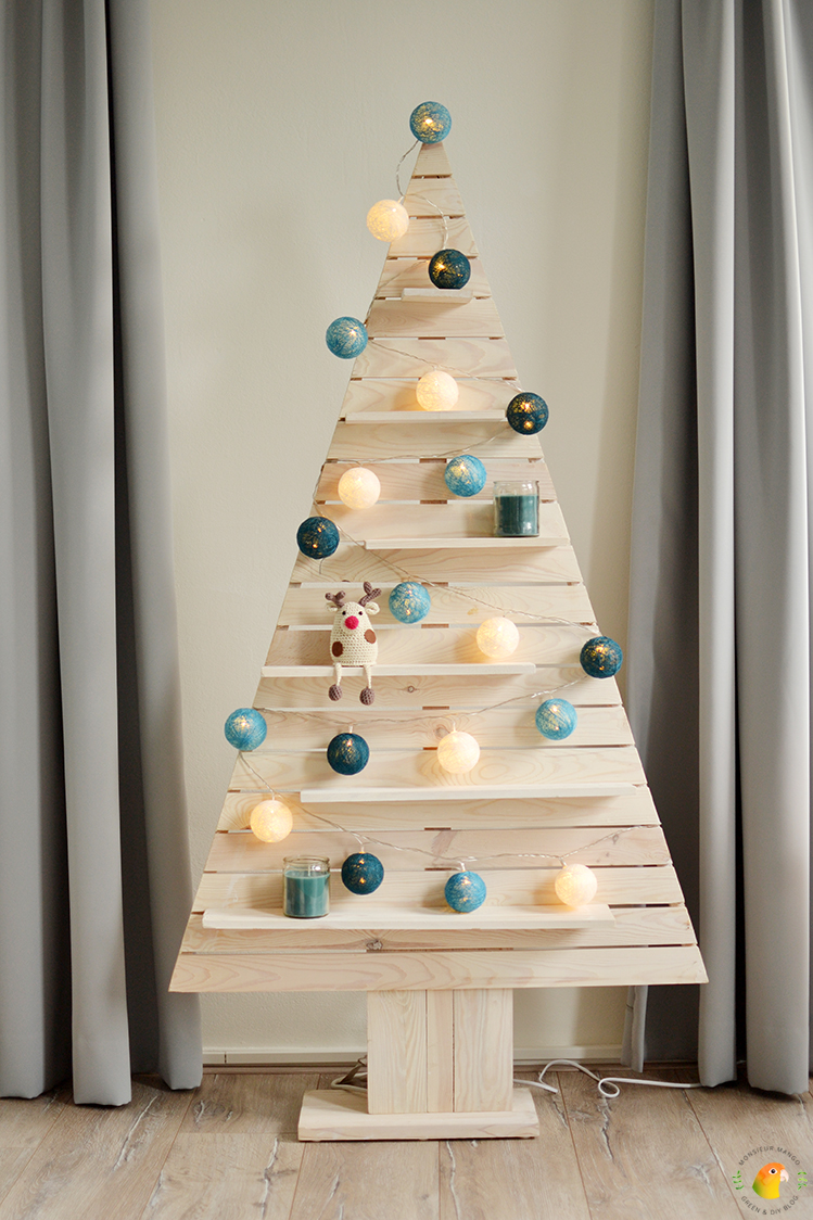 Afbeelding mijn houten kerstboom met lichtslinger ballen