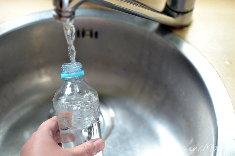 Afbeelding plantentuitje fles met water vullen