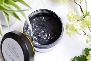 Afbeelding het Iva Natura Black Face Mask is zwart