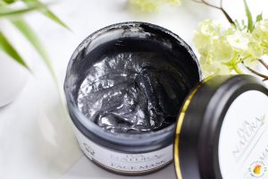 Afbeelding het Iva Natura Black Face Mask is.. zwart