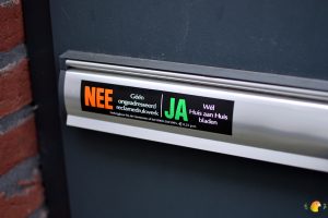 Afbeelding Nee / Ja brievenbus sticker op brievenbus