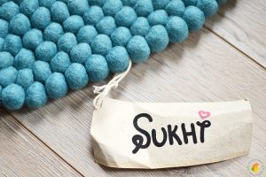 Afbeelding bolletjeskleed van Sukhi: label