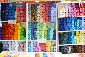 Afbeelding Knit & Knot kasten vol met gekleurde garen vormen een vrolijk geheel