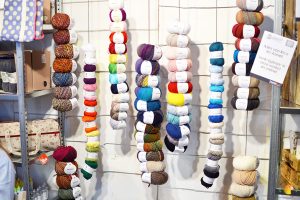 Afbeelding Knit & Knot bolletjes garen geregen aan een slinger