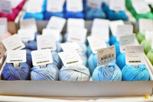 Afbeelding Knit & Knot mini bolletjes Yarn and Color blauw tinten
