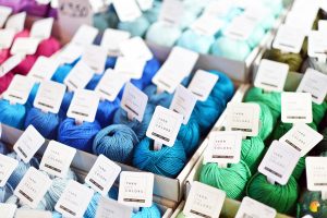 Afbeelding Knit & Knot mini bolletjes Yarn and Color blauw en groen tinten