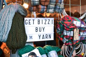 Afbeelding Knit & Knot Bedijs lightbox met tekst Get bizzi buy yarn