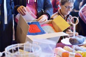 Afbeelding Knit & Knot bijdrage grootste gehaakte deken in doos